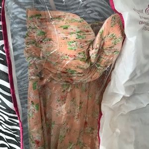 Bridesmaids dress or prom dress. It’s a size 15 from Lenox east